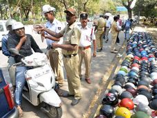 ಐಎಸ್ಐ ಮುದ್ರಿತ ಹೆಲ್ಮೆಟ್, ಕಾರಿನ ಸೀಟ್ ಬೆಲ್ಟ್ ಬಳಸದ ವಾಹನ ಸವಾರರಿಗೆ ಹೈ ಕೋರ್ಟ್ ಶಾಕ್