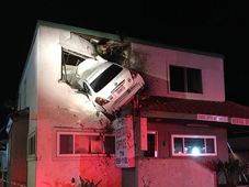 ನಿಯಂತ್ರಣ ತಪ್ಪಿ ಡಿವೈಡರ್‍‌ಗೆ ಡಿಕ್ಕಿ- 2ನೇ ಮಹಡಿಗೆ ಹಾರಿದ ಹೋದ ಕಾರು..!!