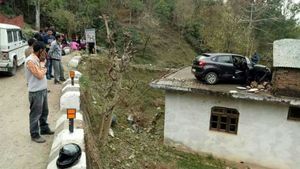 ನಿಯಂತ್ರಣ ತಪ್ಪಿ ಮನೆ ಮೇಲೆ ಜಂಪ್ ಮಾಡಿದ ಮಾರುತಿ ಸುಜುಕಿ ಬಲೆನೊ..