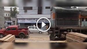 ರೈಲು ಹಳಿಯ ಮೇಲೆಯೇ ಕಾರ್ ಪಾರ್ಕ್ ಮಾಡಿದ ಭೂಪ..!