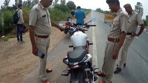 ಬೈಕ್ ತಪಾಸಣೆ ವೇಳೆ ಟ್ರಾಫಿಕ್ ಪೊಲೀಸರು ಮಾಡಿದ್ದೇನು ಗೊತ್ತಾ?