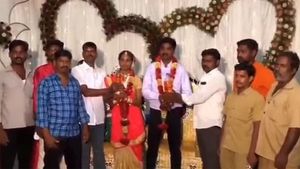 ಮದುವೆ ಮನೆಯಲ್ಲಿ ಗೆಳೆಯರ ಸ್ಪೆಷಲ್ ಗಿಫ್ಟ್ ನೋಡಿ ನವದಂಪತಿ ಫುಲ್ ಶಾಕ್.!?