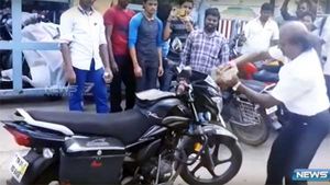 ಶೋರಂನವರು ಮಾಡಿದ ಮಹಾ ಮೋಸಕ್ಕೆ ನೊಂದ ಬೈಕ್ ಸವಾರ ಮಾಡಿದ್ದೇನು ಗೊತ್ತಾ.?