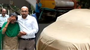 ಮಗ ನೀಡಿದ ದುಬಾರಿ ಗಿಫ್ಟ್ ಕಂಡು ಭಾವುಕರಾದ ತಾಯಿ..