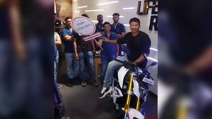 ಬಿಎಂಡಬ್ಲ್ಯು ಹೊಸ ಬೈಕ್ ಖರೀದಿ ವೇಳೆ ದೊಡ್ಮನೆ ಹುಡುಗನ ಈ ಕಾರ್ಯವನ್ನು ಮೆಚ್ಚಲೇಬೇಕು..!