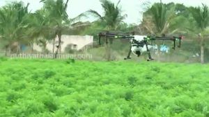 ಹೊಲದಲ್ಲಿ ರೈತರ ಶ್ರಮ ನೀಗಿಸಲು ಹೊಸ ಟೆಕ್‍ನಿಕ್ ಕಂಡುಹಿಡಿದ ಇಂಜಿನಿಯರ್‍‍‍ಗಳು