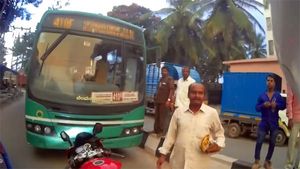 ಒನ್ ವೇನಲ್ಲಿ ಬಂದ ಬಿಎಂಟಿಸಿ ಬಸ್ ಚಾಲಕನಿಗೆ ಸರಿಯಾಗಿಯೇ ಪಾಠ ಕಲಿಸಿದ ಬೈಕ್ ಸವಾರ..! 