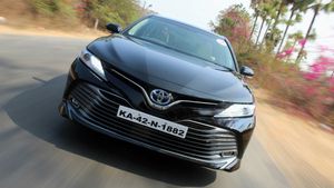 ಹೆಚ್ಚು ಸೇಫ್ಟಿ ಫೀಚರ್‍‍‍ಗಳನ್ನು ಪಡೆದ 2019ರ ಟೊಯೊಟಾ ಕ್ಯಾಮ್ರಿ ಹೈಬ್ರಿಡ್ ವಿಮರ್ಶೆ