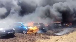 ಏರ್ ಶೋ ವೇಳೆ ಫೈರ್ ಶೋ: ಪಾರ್ಕಿಂಗ್‌ನಲ್ಲಿದ್ದ 100ಕ್ಕೂ ಹೆಚ್ಚು ಕಾರುಗಳು ಬೆಂಕಿಗಾಹುತಿ..!