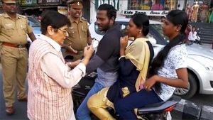 ಕಿರಣ್ ಬೇಡಿಯವರಿಂದ ಪುದುಚೆರಿ ರಸ್ತೆಯಲ್ಲಿ ಹೆಲ್ಮೆಟ್ ಅಭಿಯಾನ