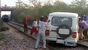 ಕಾರು ಚಾಲಕನ ಎಡವಟ್ಟು- ಚಲಿಸುತ್ತಿದ್ದ ರೈಲಿಗೆ ಅಡ್ಡ ನಿಂತ ಬೊಲೆರೊ.!