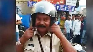 ಹೆಲ್ಮೆಟ್ ಧರಿಸದ ಪೊಲೀಸ್ ಪೇದೆಯನ್ನು ತಡೆಹಿಡಿದ ಯುವಕ- ಮುಂದೇನಾಯ್ತು ನೀವೆ ನೋಡಿ..!