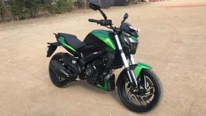 ಆರ್‍ಇ ಕ್ಲಾಸಿಕ್ 350 ಬೈಕ್‍ಗಳಿಗೆ  ಟಾಂಗ್ ನೀಡಲು ಬರಲಿರುವ ಬಜಾಜ್ ಡಾಮಿನಾರ್ 400 ಬೈಕ್ ಇದೆ...