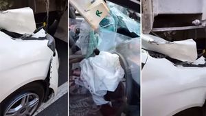 ಬೆಂಗಳೂರಿನ ನೈಸ್ ರಸ್ತೆಯಲ್ಲಿ ಅಪಘಾತಕ್ಕೀಡಾದ ಮಹೀಂದ್ರಾ ಮರಾಜೊ. ಪ್ರಯಾಣಿಕರು ಸೇಫ್