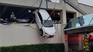 ಪಾರ್ಕಿಂಗ್ ವೇಳೆ ಮಹಿಳೆಯ ಎಡವಟ್ಟು- ಮೊದಲ ಮಹಡಿಯಿಂದ ಲೆಕ್ಸಸ್ ಕಾರು ಜಂಪ್..!