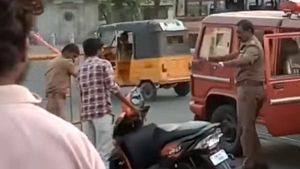 ನೋ ಪಾರ್ಕಿಂಗ್‌ನಲ್ಲಿದ್ದ ಹೋಂಡಾ ಡಿಯೋ ಸ್ಕೂಟರ್ ಪೀಸ್ ಪೀಸ್ ಮಾಡಿದ ಪೊಲೀಸ್..!