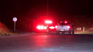 ಕಾರು ಮೇಲಿನ ಪ್ರೀತಿಗೆ ಗರ್ಲ್‍‍‍ಫ್ರೆಂಡ್‍ ಮೇಲೆ ಗುಂಡು ಹಾರಿಸಿದ ಭೂಪ...!