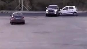 ಹ್ಯುಂಡೈ ಸ್ಯಾಂಟ್ರೋ ಗುದ್ದಿದ ರಭಸಕ್ಕೆ ಪಲ್ಟಿ ಹೊಡೆದ ಫೋರ್ಡ್ ಎಂಡೀವರ್