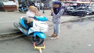 ಸ್ಕೂಟರ್‍‍ಗೆ ಹಾಕಿದ್ದ ಜ್ಯಾಮರ್ ಅನ್ನು ಕಿತ್ತೊಗೆದು ಸ್ಥಳದಿಂದ ಎಸ್ಕೇಪ್ ಆದ ಯುವತಿಯರು