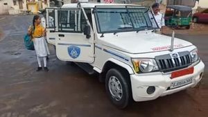 ವಾಹನ ಮಾಲೀಕರಿಂದ ಪ್ರತಿಭಟನೆ- ಮಕ್ಕಳನ್ನು ಶಾಲೆಗಳಿಗೆ ತಲುಪಿಸಿದ ಪೊಲೀಸರು