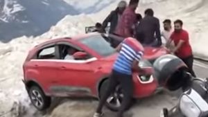 ಪ್ರಪಾತಕ್ಕೆ ಬೀಳುತ್ತಿದ್ದ ಟಾಟಾ ನೆಕ್ಸಾನ್ ಕಾರು ಜಸ್ಟ್ ಮಿಸ್