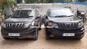 ಒಂದೇ ನೋಂದಣಿ ಸಂಖ್ಯೆಯಲ್ಲಿ ಎರಡು ಕಾರು- ಕೊನೆಗೂ ತಗ್ಲಾಕಿಕೊಂಡ ನೋಡಿ ನಕಲಿ ಮಾಲೀಕ