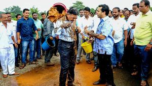 ಕಳಪೆ ಕಾಮಗಾರಿ ಮಾಡಿದ ಎಂಜಿನಿಯರ್ ಮೇಲೆ ಕೆಸರು ಸುರಿದ ಶಾಸಕ