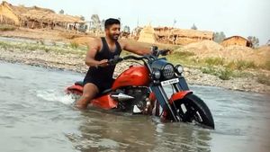 ಹರಿಯುವ ನದಿಯಲ್ಲಿ ಮಾಡಿಫೈಡ್ ಆರ್‍ಇ ಬೈಕಿನ ಚಮತ್ಕಾರ