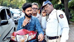 ಇನ್ಮುಂದೆ ಬೈಕ್ ಚಲಾಯಿಸುತ್ತ ಹಾಡು ಕೇಳಿದರೂ ಬೀಳುತ್ತೆ ದಂಡ..!