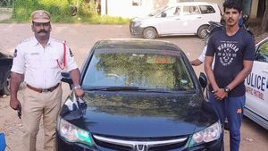 ಪೊಲೀಸ್ ಸ್ಟಿಕ್ಕರ್ ಅಂಟಿಸಿಕೊಂಡು ಸಿಕ್ಕಿಬಿದ್ದ ಐನಾತಿ..!