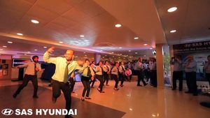 ಕಾರ್ ಡೆಲಿವರಿ ಸಮಯದಲ್ಲಿ ಡ್ಯಾನ್ಸ್ ಮಾಡಿದ ಶೋರೂಂ ಸಿಬ್ಬಂದಿ