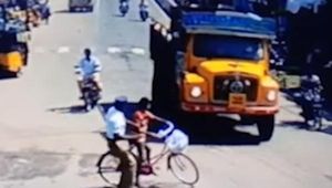 ಯಮರೂಪಿ ಟ್ರಕ್‍‍ನಿಂದ ಬಾಲಕನ ಪ್ರಾಣ ಉಳಿಸಿದ ಪೊಲೀಸಪ್ಪ..!