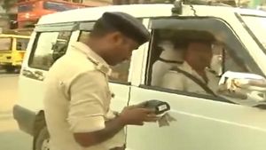 ಹೊಸ ಟ್ರಾಫಿಕ್ ರೂಲ್ಸ್ ಎಫೆಕ್ಟ್: ಪೊಲೀಸಪ್ಪನಿಗೆ ಬಿತ್ತು ಭಾರೀ ದಂಡ..!