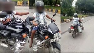 ಬೈಕ್ ಚಲಾಯಿಸಿದ್ದು ಮಗ, ದಂಡ ಬಿದ್ದಿದ್ದು ಅಪ್ಪನಿಗೆ..!