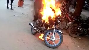 ಭಾರೀ ಪ್ರಮಾಣದ ದಂಡಕ್ಕೆ ರೋಸಿ ಹೋಗಿ ಬೈಕಿಗೆ ಬೆಂಕಿಯಿಟ್ಟ ಭೂಪ..!