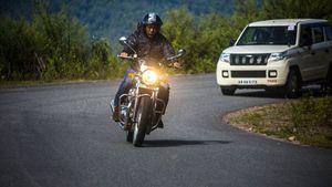 ಪ್ರವಾಸೋದ್ಯಮ ಉತ್ತೇಜಿಸಲು 122ಕಿ.ಮೀ ಬೈಕ್ ರೈಡ್ ಮಾಡಿದ ಸಿಎಂ ಪೆಮ ಖಂಡು..!