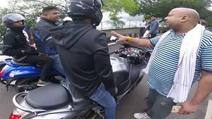 ಸೂಪರ್ ಬೈಕುಗಳನ್ನು ಅಡ್ಡಗಟ್ಟಿದ ಸ್ಥಳೀಯರು, ಕಾರಣವೇನು ಗೊತ್ತಾ?