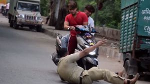 ರಸ್ತೆಗೆ ಅಡ್ಡ ಮಲಗಿ ವಾಹನ ತಡೆದ ಪೊಲೀಸಪ್ಪ..!