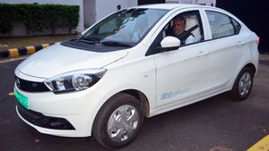 ಎಲೆಕ್ಟ್ರಿಕ್ ಕಾರಿನಲ್ಲಿ ಸಂಚರಿಸುತ್ತಿರುವ ಡಿ‍‍ಸಿ‍ಎಂ