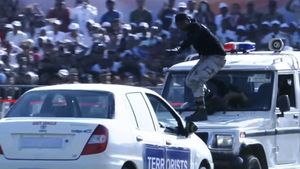 ಚಲಿಸುತ್ತಿರುವ ಬೊಲೆರೊದಿಂದ ಟಾಟಾ ಇಂಡಿಗೊದೊಳಗೆ ಜಿಗಿದ ಸಿ‍ಐ‍ಎಸ್‍ಎಫ್ ಯೋಧ