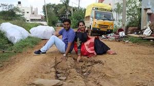 ರಸ್ತೆ ಗುಂಡಿಗಳಲ್ಲಿ ಫೋಟೊ ಶೂಟ್ ಮೂಲಕ ಫೇಮಸ್ ಆದ ದಂಪತಿ..!