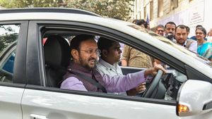 ಸಂಸತ್ ಅಧಿವೇಶನಕ್ಕೆ ಎಲೆಕ್ಟ್ರಿಕ್ ಕಾರಿನಲ್ಲೇ ಬಂದ ಕೇಂದ್ರ ಸಚಿವ