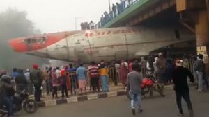 ಸೇತುವೆ ಕೆಳಗೆ ತಗ್ಲಾಕಿ ಕೊಂಡ ವಿಮಾನ ಸಾಗಿಸುತ್ತಿದ್ದ ಟ್ರಕ್..!