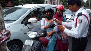 ನಗರದೊಳಗೆ ಹೆಲ್ಮೆಟ್ ಕಡ್ಡಾಯವಲ್ಲವೆಂದ ಸಚಿವ