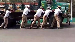 ರಾಷ್ಟ್ರಪತಿಯವರು ಆಗಮಿಸುವ ರಸ್ತೆಯಲ್ಲಿ ಪೊಲೀಸರ ಫಜೀತಿ..!