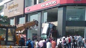 ಪಾರ್ಕಿಂಗ್ ವೇಳೆ ಸಿಬ್ಬಂದಿ ಎಡವಟ್ಟು- ಮೊದಲ ಮಹಡಿಯಿಂದ ಜಿಗಿದ ಕಿಯಾ ಸೆಲ್ಟೊಸ್