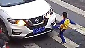 ಅಮ್ಮನ ಗುದ್ದಿದ ಕಾರಿನ ಮೇಲೆ ಪುಟ್ಟ ಕಂದಮ್ಮನ ಆಕ್ರೋಶ