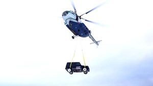 ದುಬಾರಿ ಬೆಂಝ್ ಕಾರನ್ನು ಹೆಲಿಕಾಪ್ಟರ್ ಮೂಲಕ ಪುಡಿ ಮಾಡಿದ ಭೂಪ