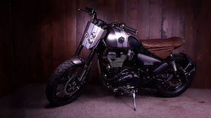 ಜೇಮ್ಸ್ ಬಾಂಡ್ ಶೈಲಿಯಲ್ಲಿ ಮಿಂಚಿದ ಮಾಡಿಫೈ ರಾಯಲ್ ಎನ್‍‍ಫೀಲ್ಡ್ ಬೈಕ್