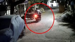 ಪೊಲೀಸರ ಸಹಾಯವಿಲ್ಲದೇ ಕಳುವಾದ ಬೈಕ್ ಪತ್ತೆ ಹಚ್ಚಿದ ಯುವಕ